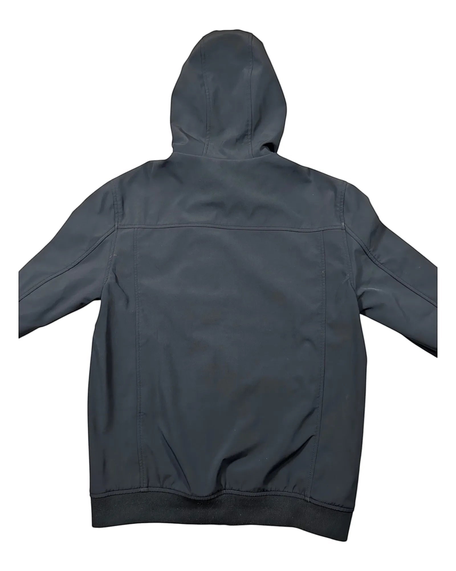 GEGENHALT. Dunkelblaue Kapuzenjacke mit durchgehendem Reißverschluss und Logo auf der Brust.