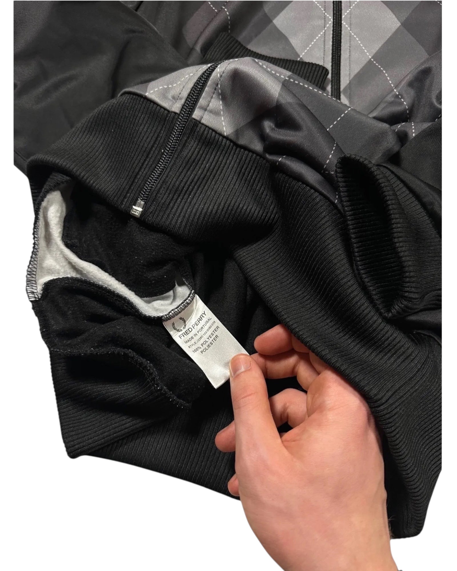 GEGENHALT Fred Perry Argyle Trainingsjacke aus Polyester in Grau und Schwarz mit Reißverschluss und Rippstrickbündchen.