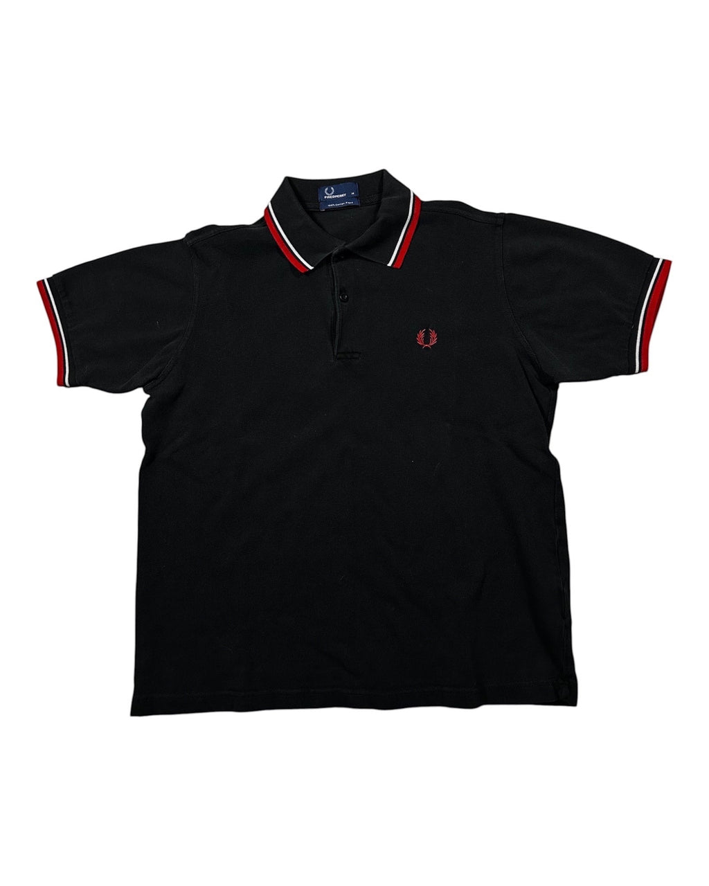 GEGENHALT. Schwarzes Herren-Poloshirt aus Baumwolle mit roten und weißen Kontraststreifen an Kragen und Ärmeln, Fred Perry Logo.