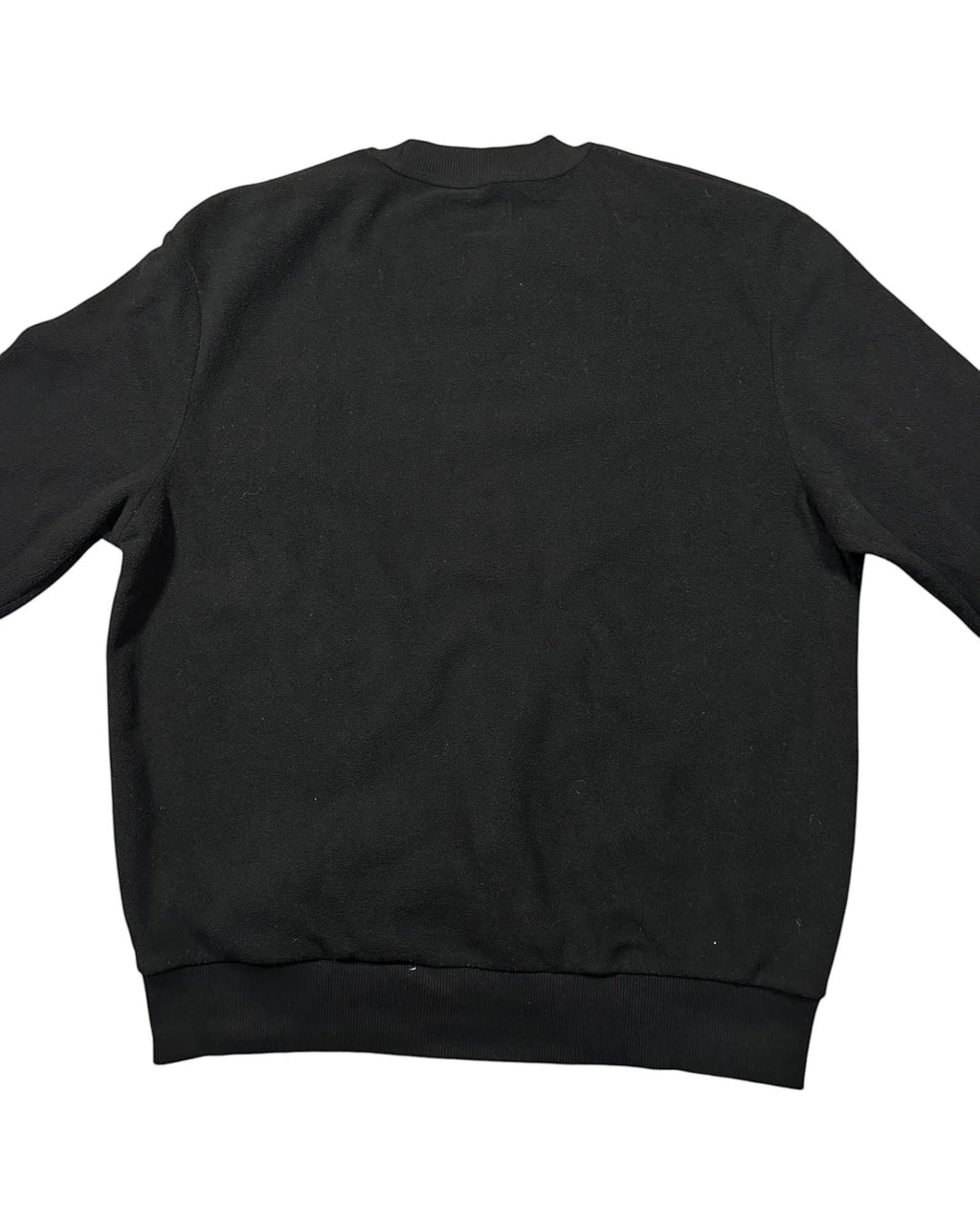 GEGENHALT. Schwarzer Fred Perry Pullover mit Lorbeerkranz-Logo, Rundhalsausschnitt und gerippten Bündchen.