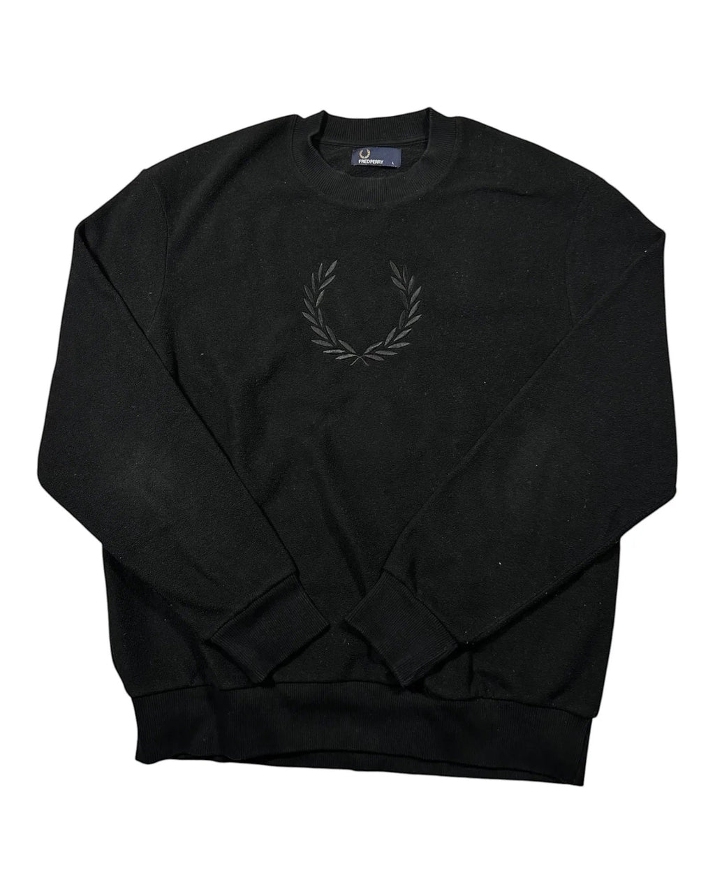 GEGENHALT. Schwarzer Fred Perry Pullover mit Lorbeerkranz-Logo auf der Brust, Rundhalsausschnitt und gerippten Bündchen.