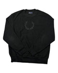 GEGENHALT. Schwarzer Fred Perry Pullover mit Lorbeerkranz-Logo auf der Brust, Rundhalsausschnitt und gerippten Bündchen.