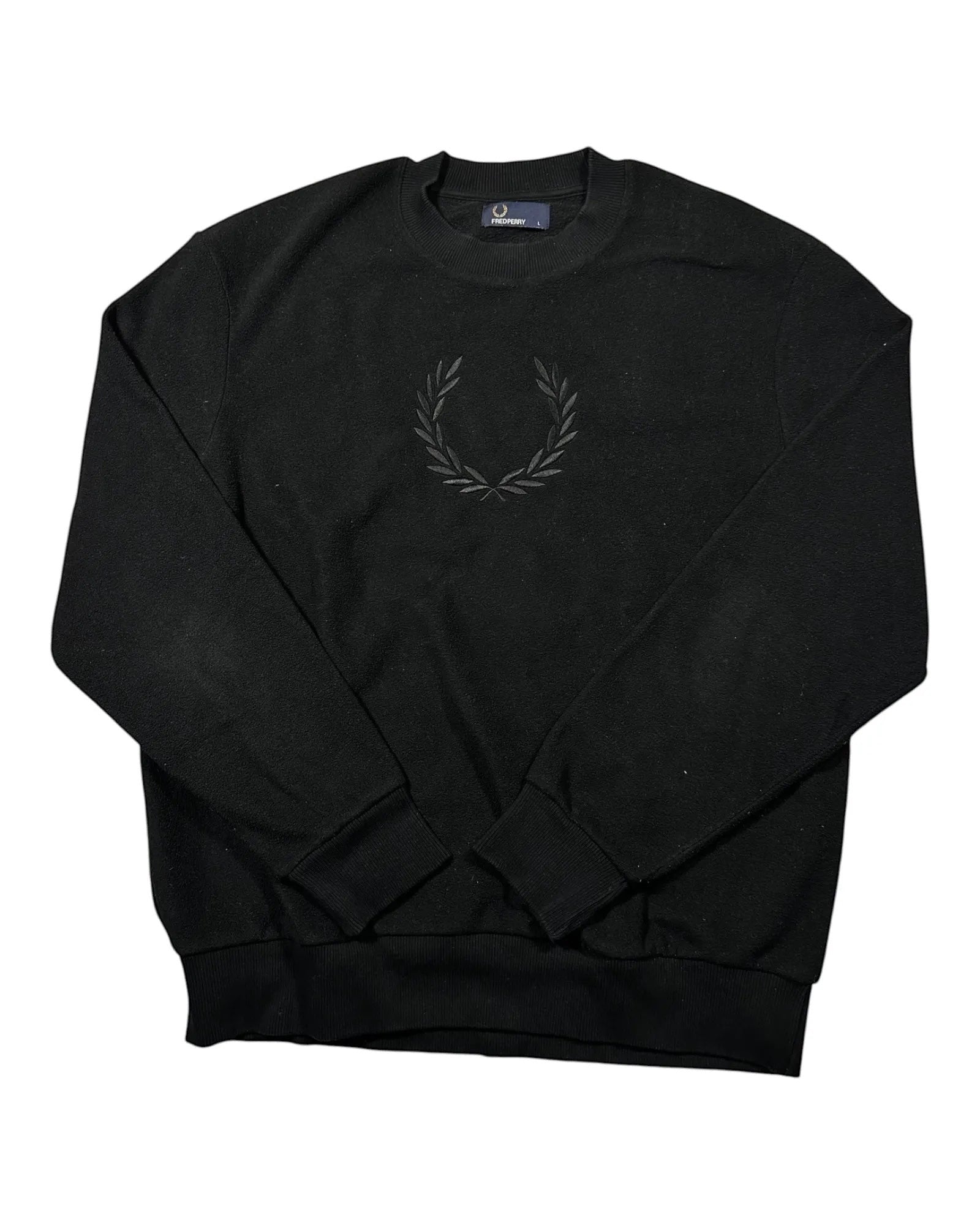 GEGENHALT. Schwarzer Fred Perry Pullover mit Lorbeerkranz-Logo auf der Brust, Rundhalsausschnitt und gerippten Bündchen.