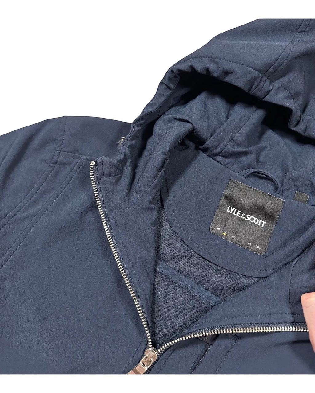 Dunkelblaue Kapuzenjacke von Lyle & Scott mit durchgehendem Reißverschluss und Logo-Detail. Leichter, strapazierfähiger Stoff.