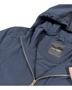 Dunkelblaue Kapuzenjacke von Lyle & Scott mit durchgehendem Reißverschluss und Logo-Detail. Leichter, strapazierfähiger Stoff.