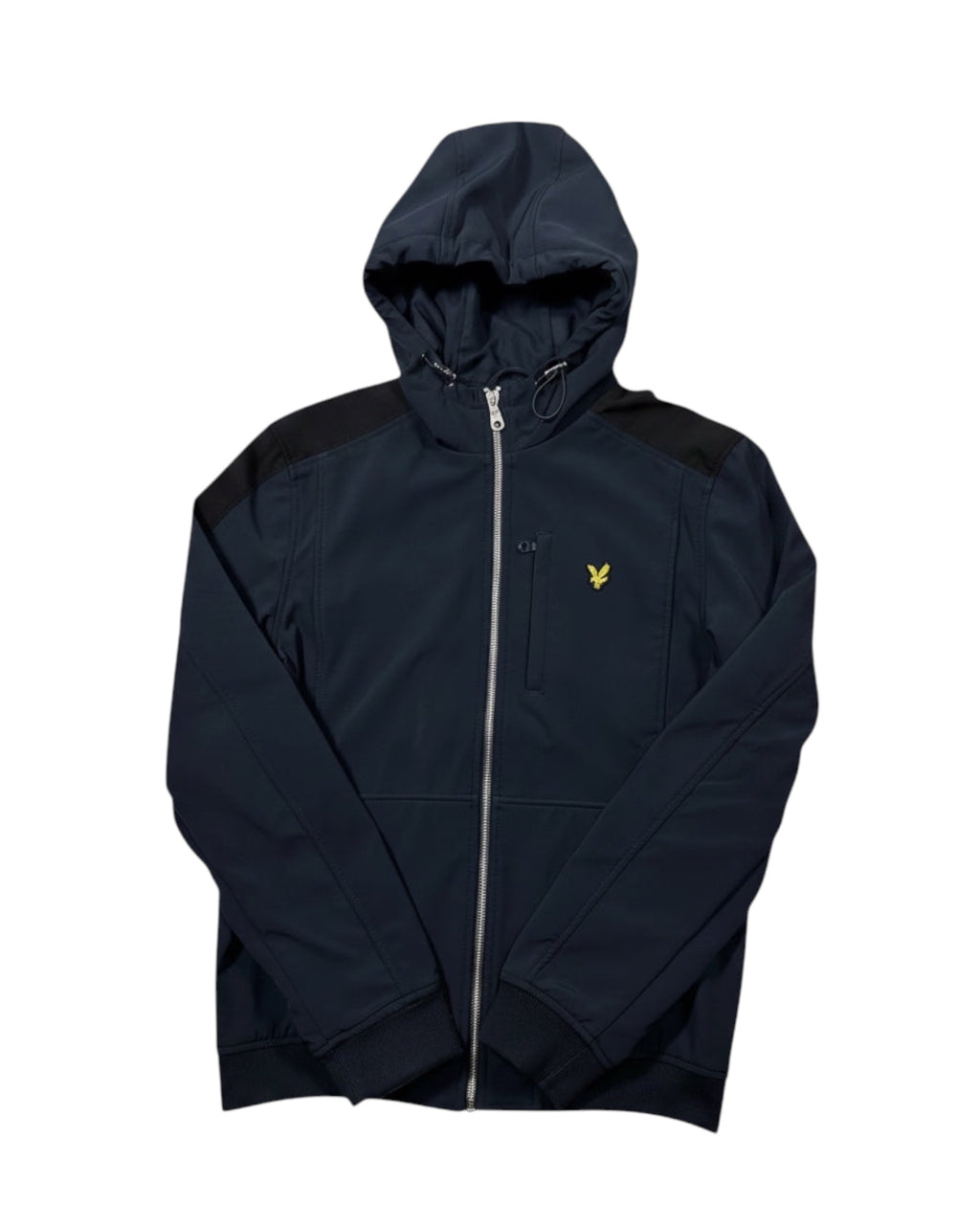 GEGENHALT. Dunkelblaue Kapuzenjacke von Lyle & Scott mit durchgehendem Reißverschluss, Logo auf der Brust und praktischen Taschen.