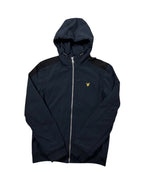 GEGENHALT. Dunkelblaue Kapuzenjacke von Lyle & Scott mit durchgehendem Reißverschluss, Logo auf der Brust und praktischen Taschen.