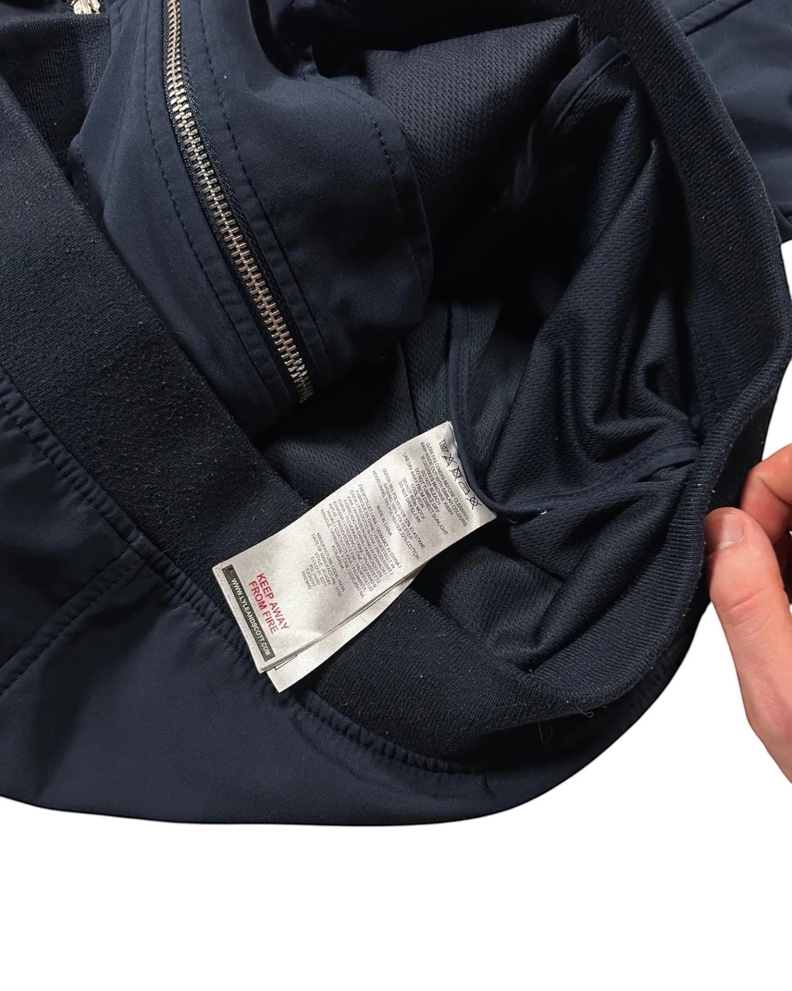 GEGENHALT. Dunkelblaue Lyle & Scott Kapuzenjacke mit durchgehendem Reißverschluss und Logo auf der Brust.