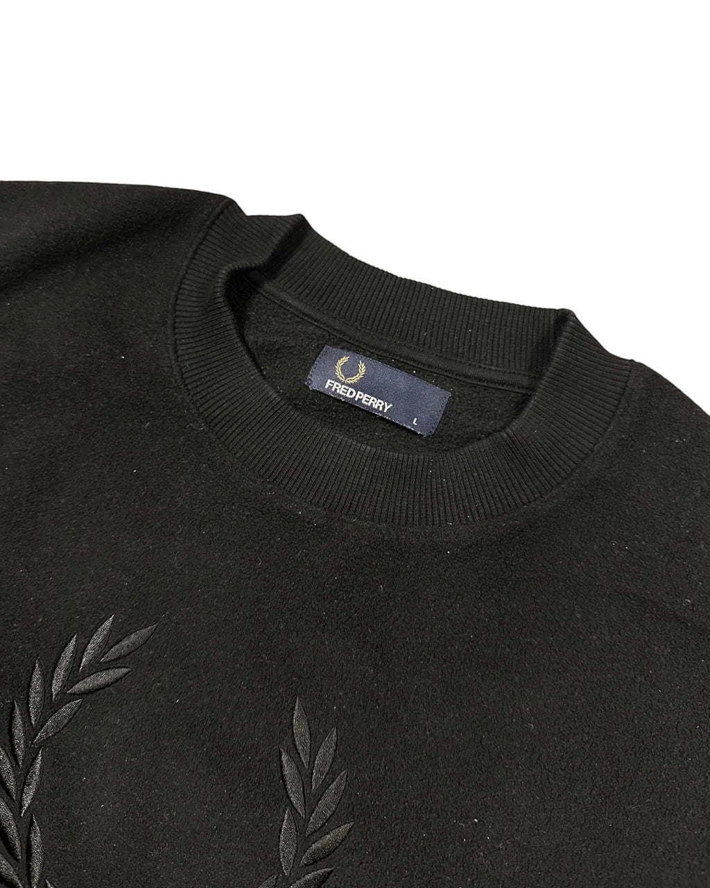 GEGENHALT schwarzer Pullover aus Baumwolle mit Rundhalsausschnitt und Lorbeerkranz-Logo