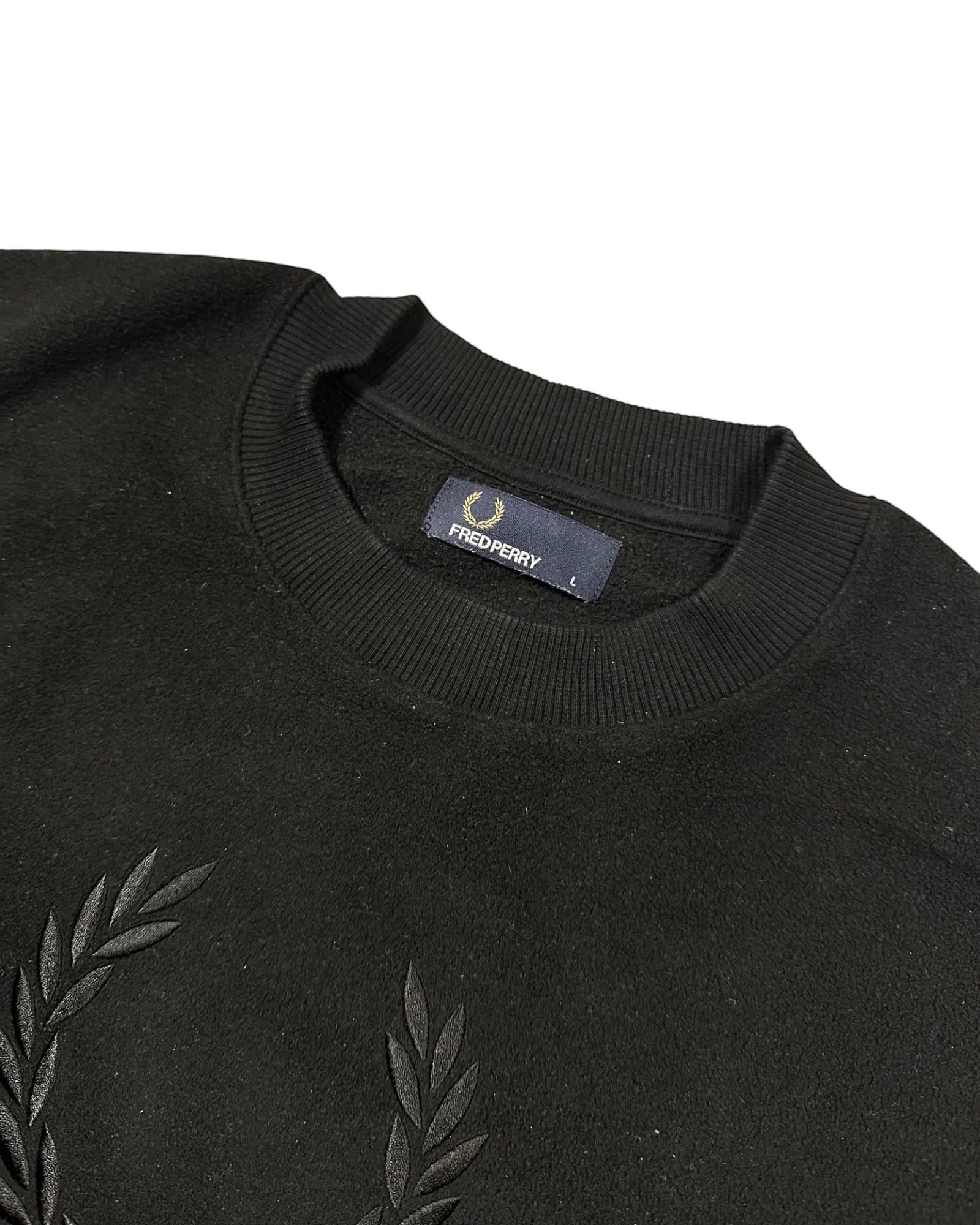 GEGENHALT schwarzer Pullover aus Baumwolle mit Rundhalsausschnitt und Lorbeerkranz-Logo