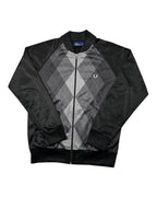 GEGENHALT. Fred Perry Argyle Track Jacket in Grau und Schwarz, 100% Polyester, mit durchgehendem Reißverschluss und Rippstrickbündchen.