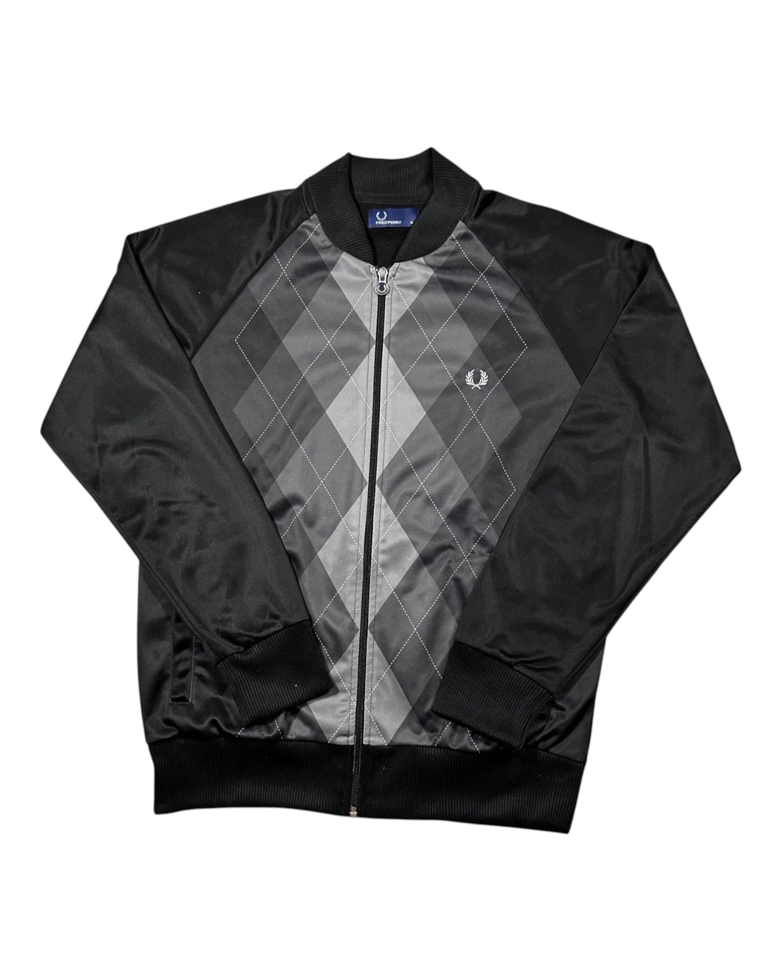 GEGENHALT. Fred Perry Argyle Track Jacket in Grau und Schwarz, 100% Polyester, mit durchgehendem Reißverschluss und Rippstrickbündchen.